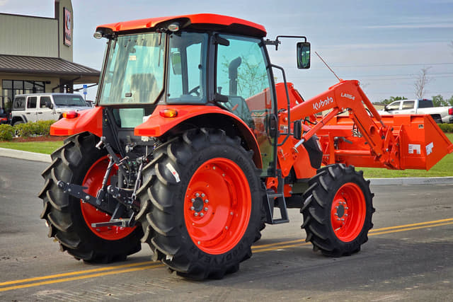 Image of Kubota M4D-071 equipment image 2