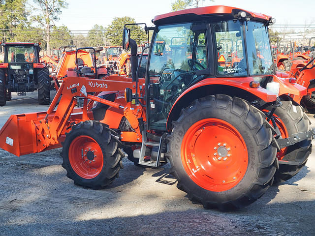 Image of Kubota M4D-071 equipment image 2