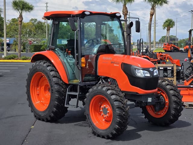 Image of Kubota M4D-071 equipment image 1