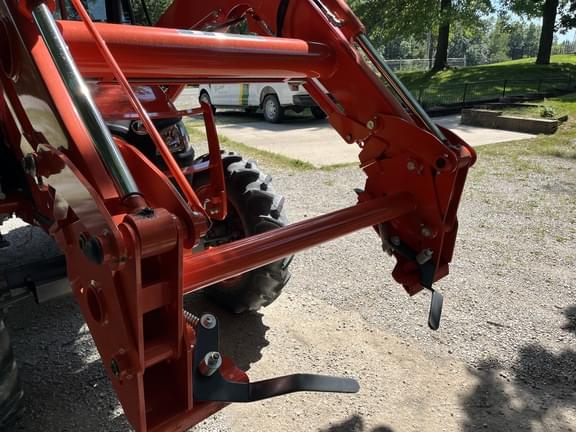 Image of Kubota M4D-071 equipment image 2