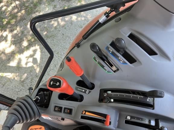 Image of Kubota M4D-071 equipment image 3