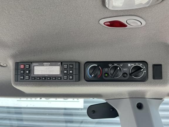 Image of Kubota M4D-071 equipment image 3