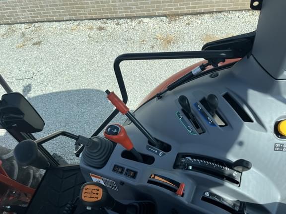 Image of Kubota M4D-071 equipment image 4