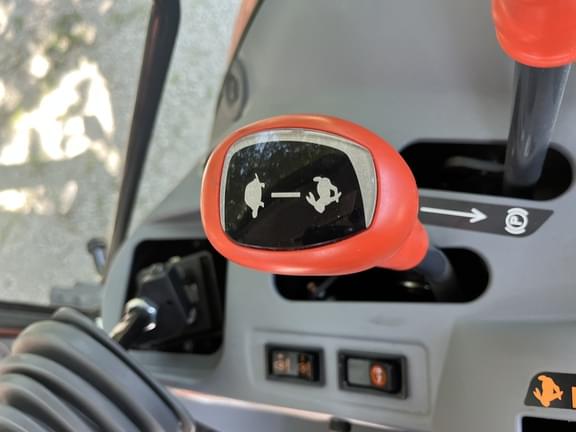 Image of Kubota M4D-071 equipment image 4