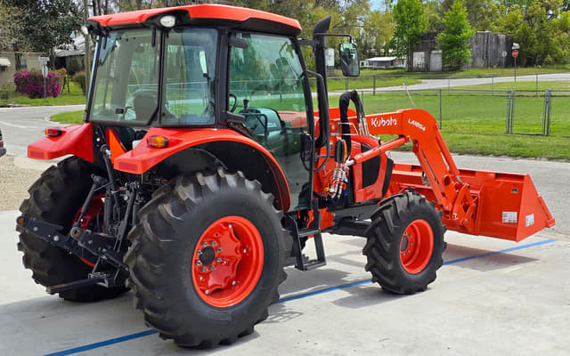 Image of Kubota M5-091HDC12 equipment image 2