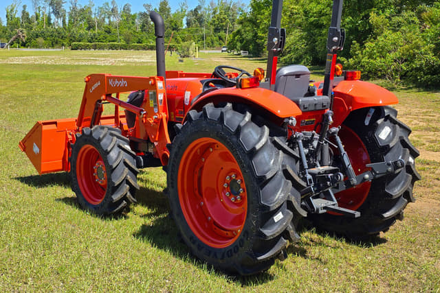 Image of Kubota M7060 equipment image 3