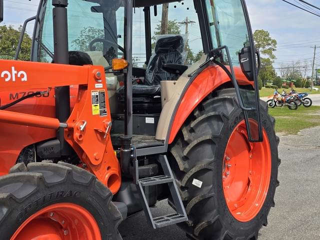 Image of Kubota M7060 equipment image 4
