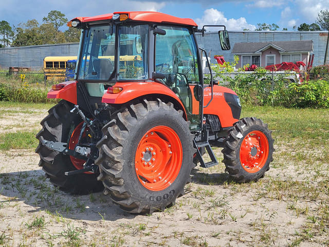 Image of Kubota M7060 equipment image 3