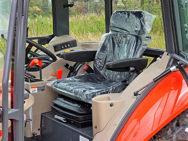 Image of Kubota M7060 equipment image 4