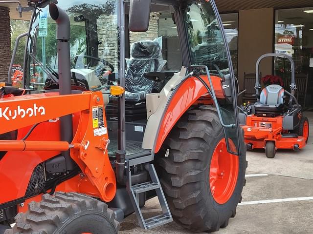 Image of Kubota M7060 equipment image 4