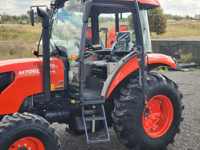 Image of Kubota M7060 equipment image 4