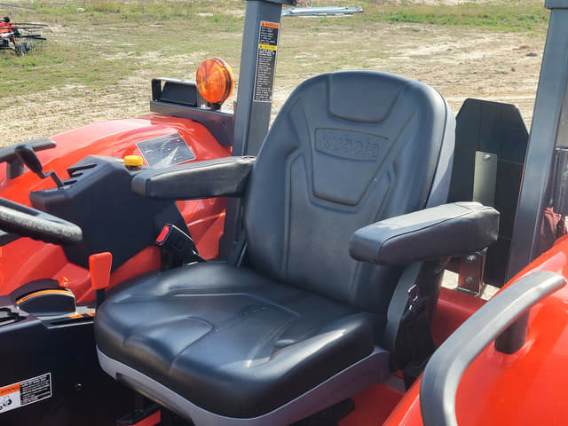 Image of Kubota M7060 equipment image 4