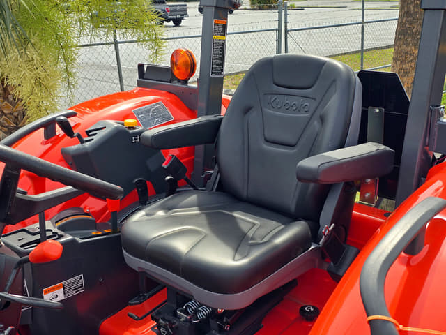 Image of Kubota M7060 equipment image 4