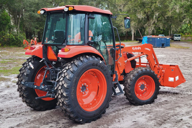 Image of Kubota M7060 equipment image 4