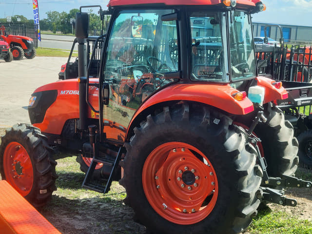 Image of Kubota M7060 equipment image 3