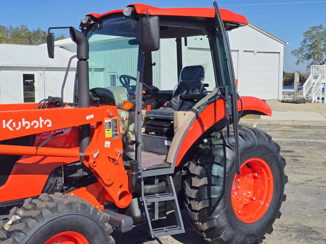 Image of Kubota M7060 equipment image 4