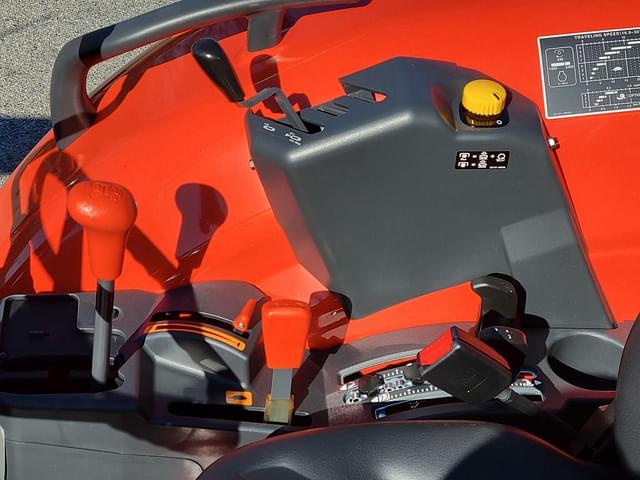 Image of Kubota M7060 equipment image 4