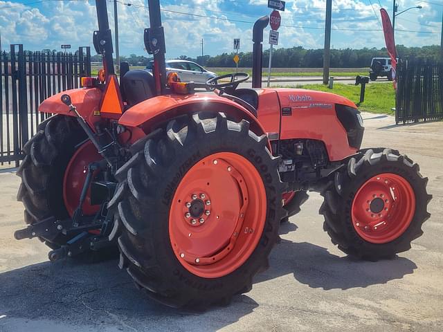 Image of Kubota M7060 equipment image 4