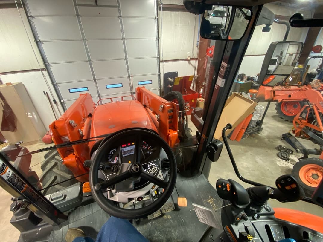 Image of Kubota M7.134 Deluxe Image 1