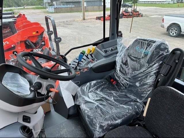 Image of Kubota M7.174 Deluxe equipment image 4