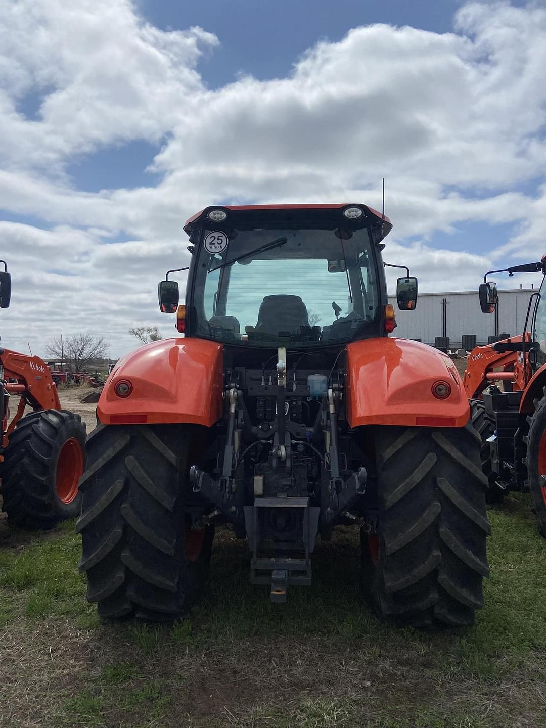 Image of Kubota M7.174 Deluxe Image 1