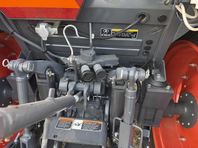Image of Kubota M7060 equipment image 4