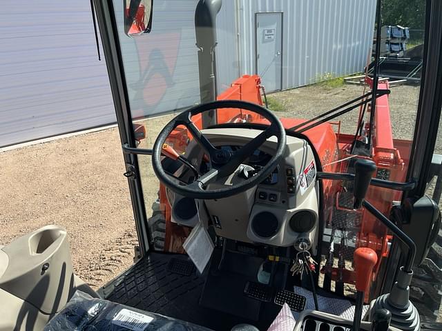 Image of Kubota M7060 equipment image 4