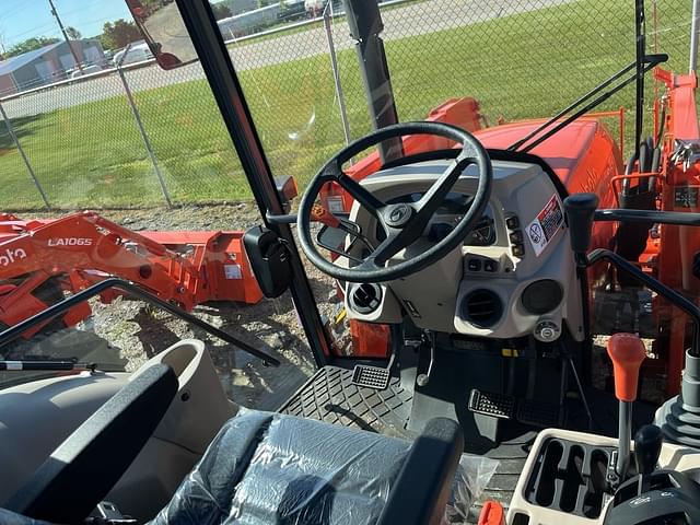 Image of Kubota M7060 equipment image 2