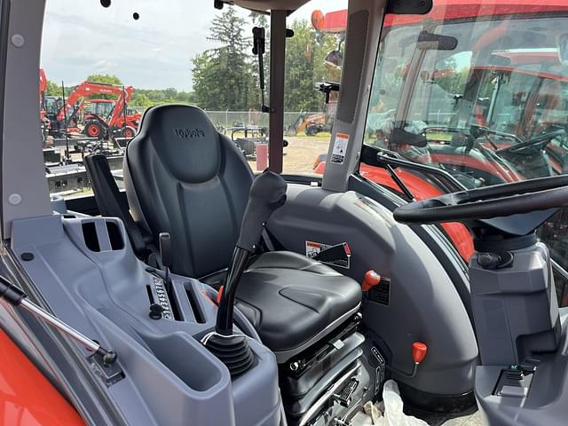 Image of Kubota M7060 equipment image 4