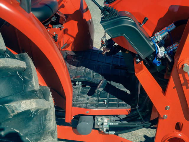 Image of Kubota MX5400HST equipment image 4