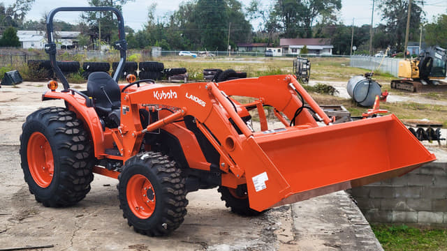 Image of Kubota MX5400HST equipment image 2