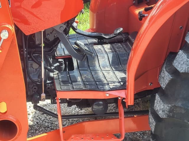 Image of Kubota MX5400HST equipment image 4
