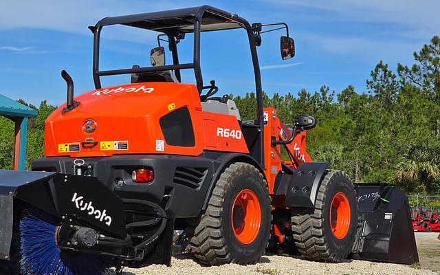 Image of Kubota R640 equipment image 4