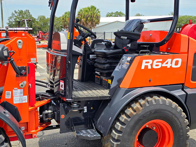 Image of Kubota R640 equipment image 4