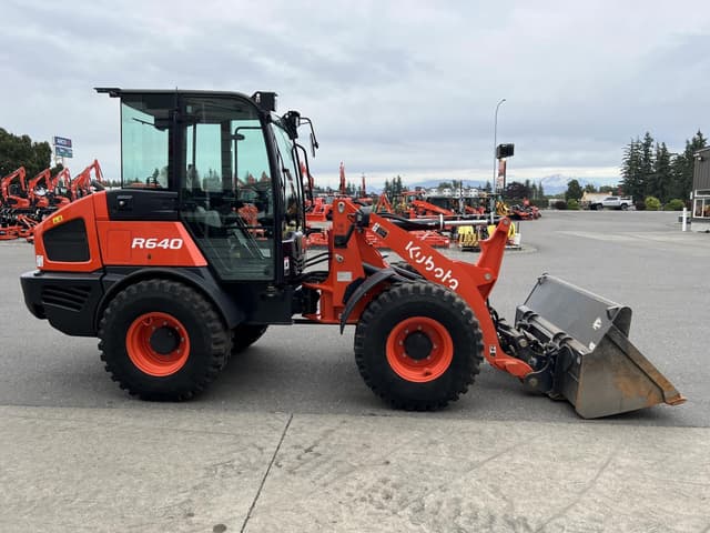 Image of Kubota R640 equipment image 4