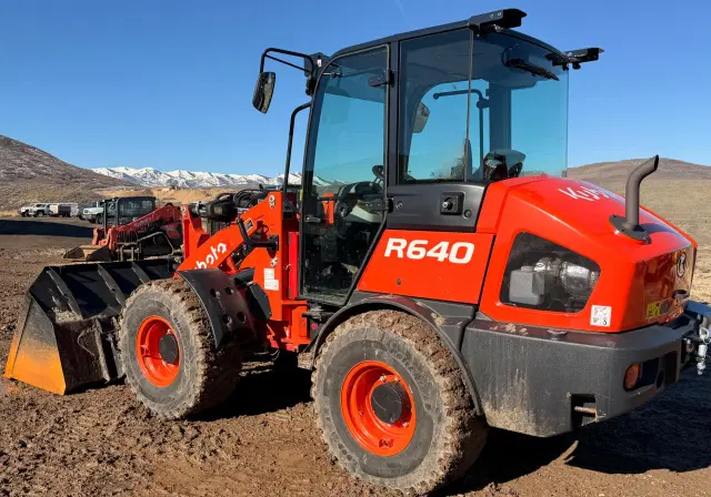Image of Kubota R640 equipment image 4