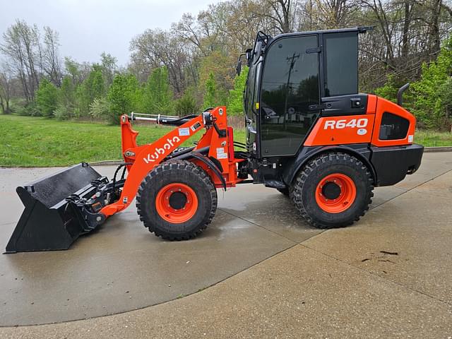Image of Kubota R640 equipment image 4