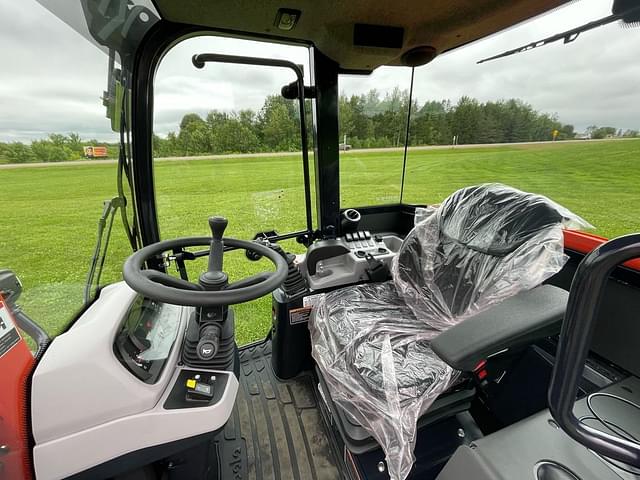 Image of Kubota R640 equipment image 4