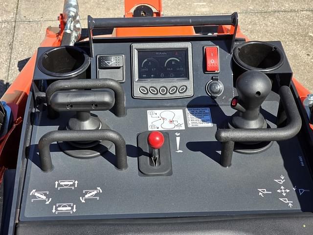 Image of Kubota SCL1000 equipment image 4