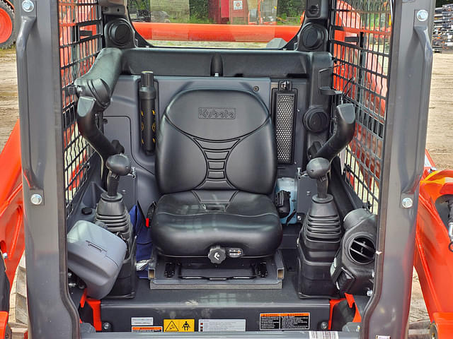 Image of Kubota SSV65 equipment image 4