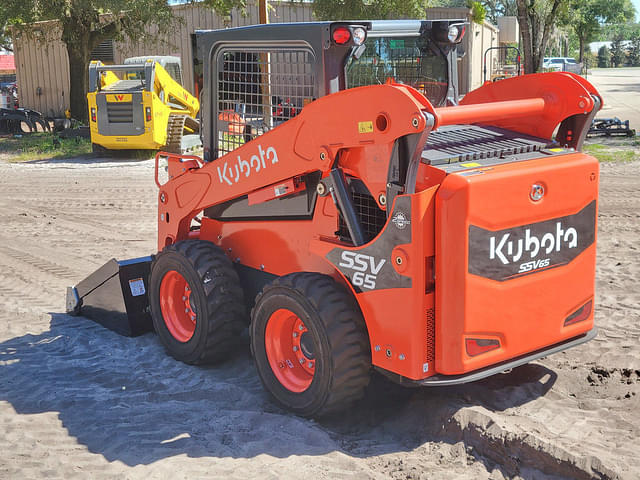 Image of Kubota SSV65 equipment image 3