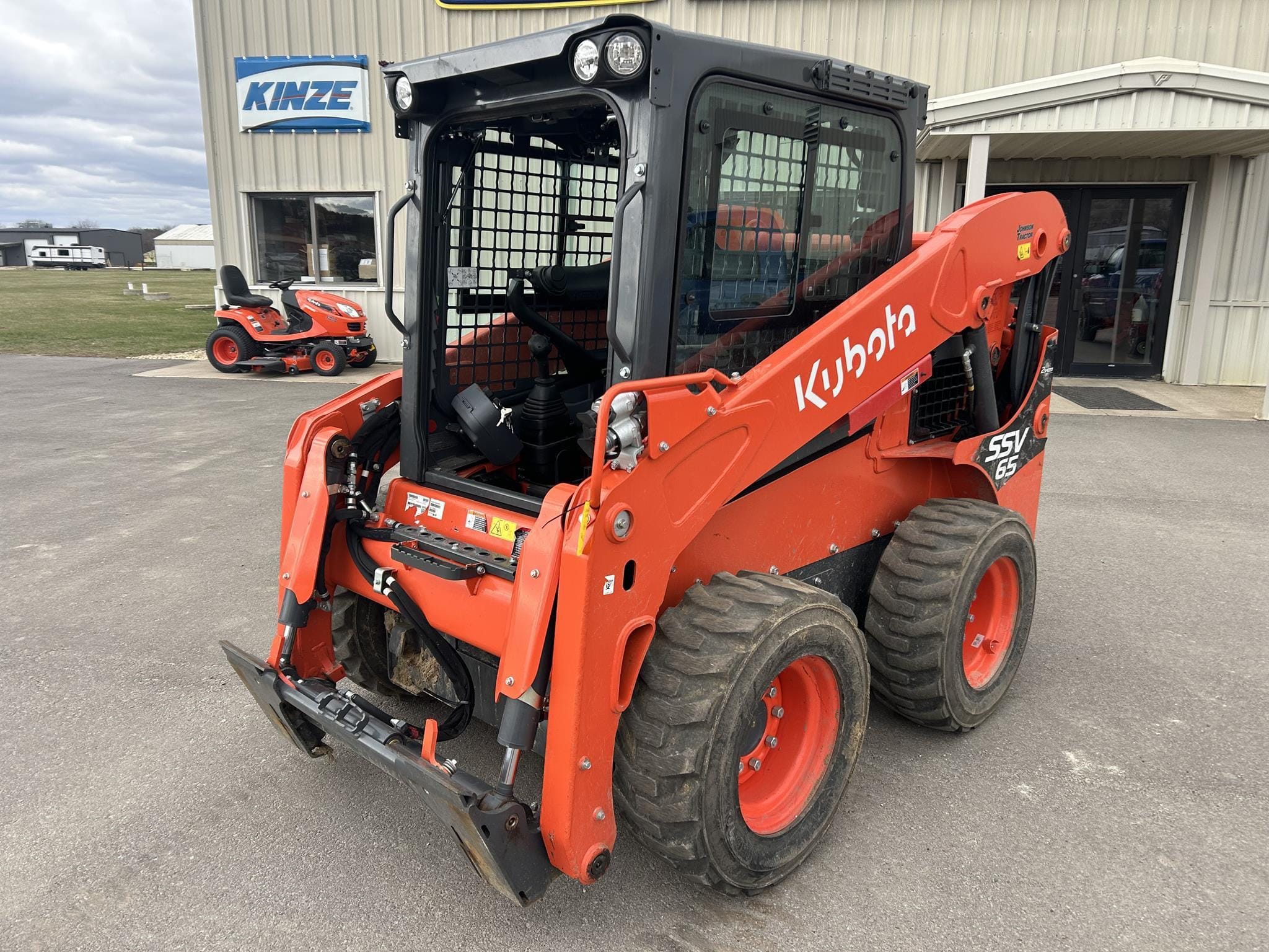 2024 Kubota SSV65 Equipment Image0
