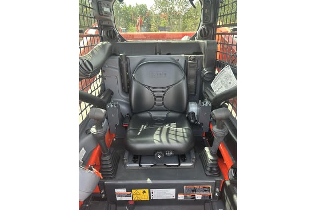 Image of Kubota SSV65 equipment image 3