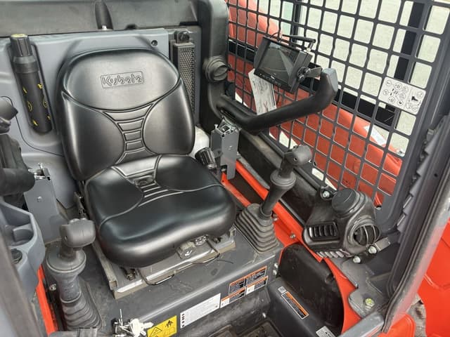 Image of Kubota SSV65HC equipment image 4