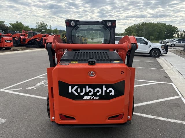 Image of Kubota SSV65HC equipment image 2