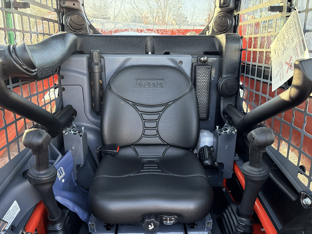 Image of Kubota SSV65HRC equipment image 3