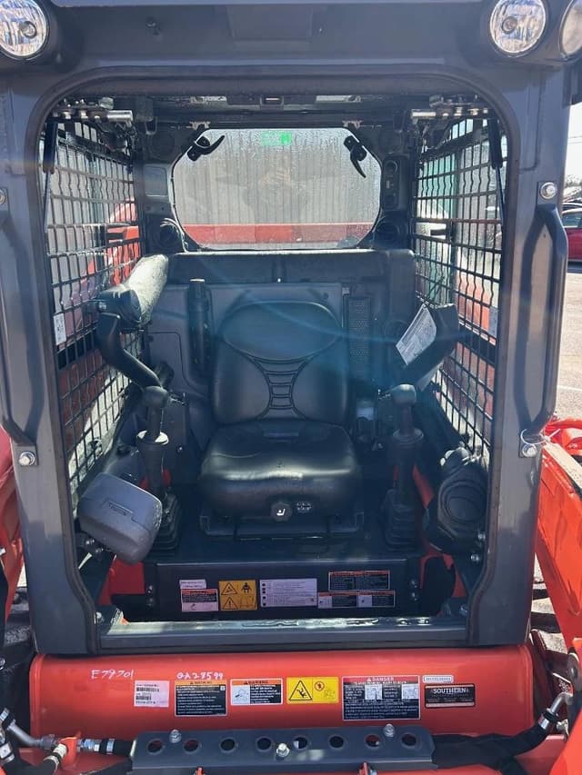 Image of Kubota SSV65 equipment image 2