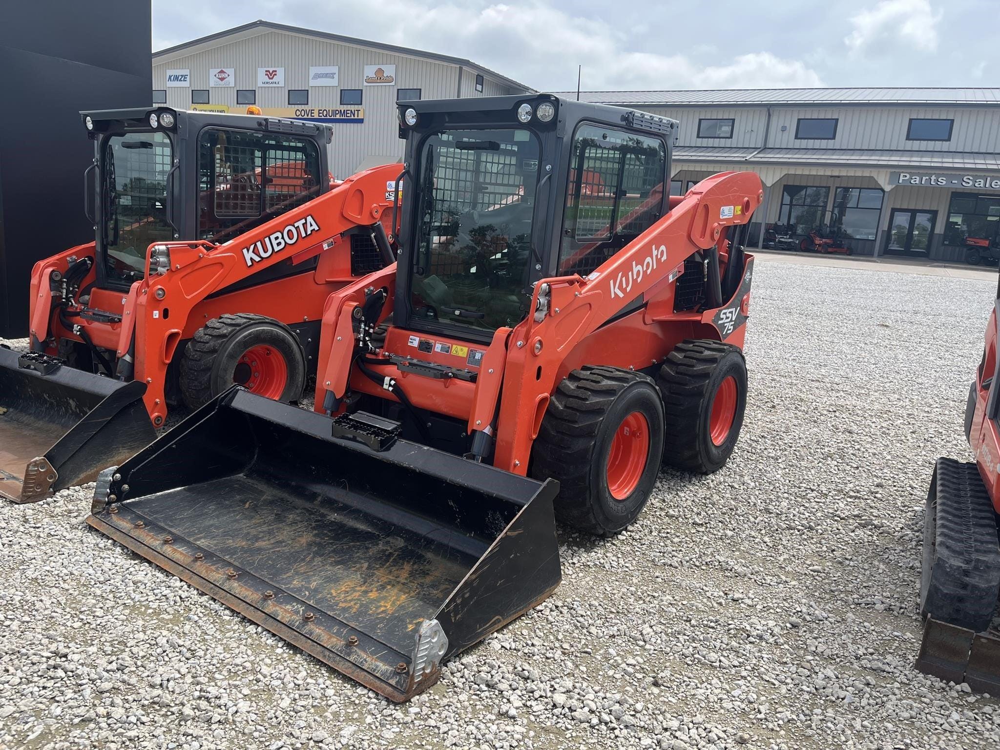 2024 Kubota SSV75 Equipment Image0