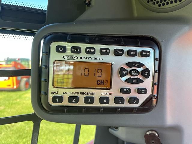 Image of Kubota SSV75 equipment image 3