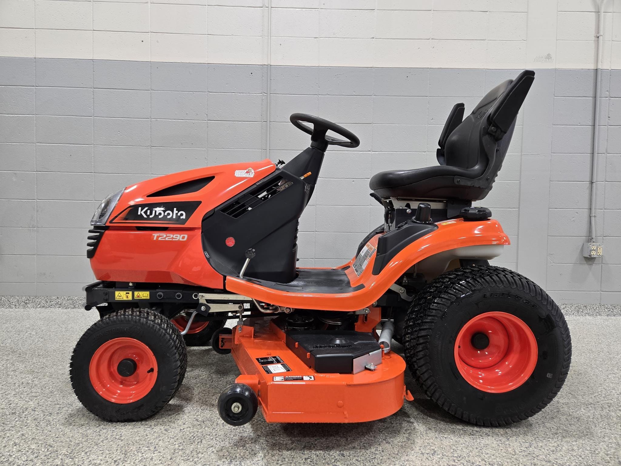 2024 Kubota T2290KWT Equipment Image0